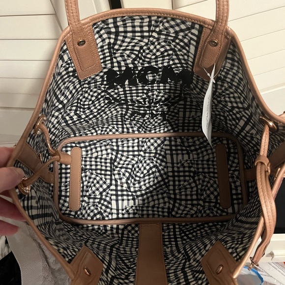 MCM Metallic Visetos Reversible Tote W/ Smaller  Pouch Included ✨AUTHENTIC✨ - Picture 6 of 13